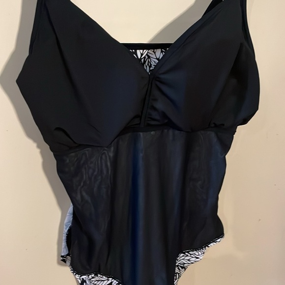 Sea & Sand Black and White Tummy Control One Piece Swimsuit Size 20 - Picture 11 of 16
